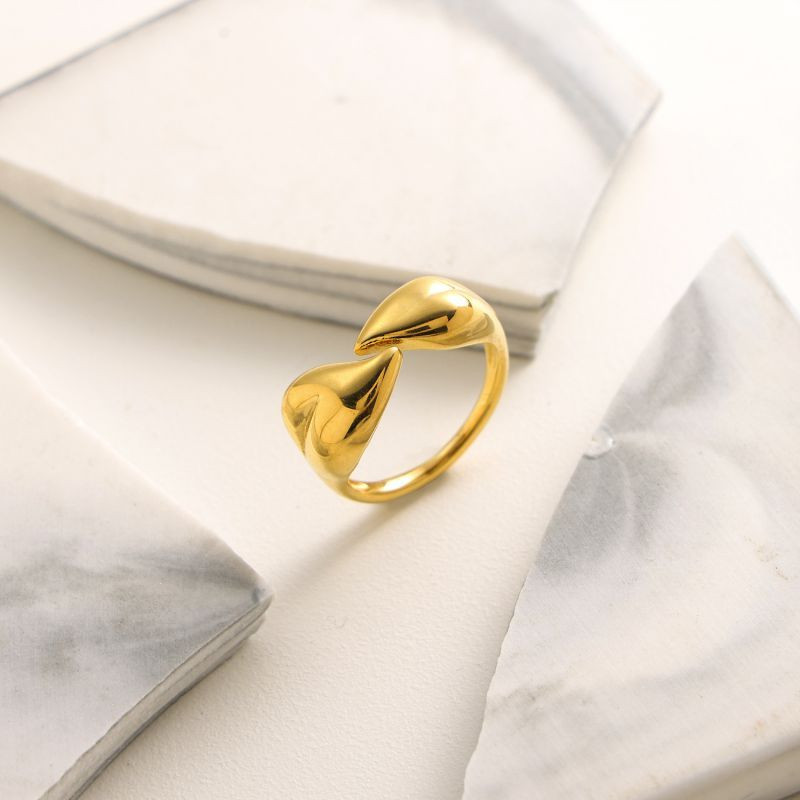 Гладкое кольцо с мягким узлом в центре CJL26086