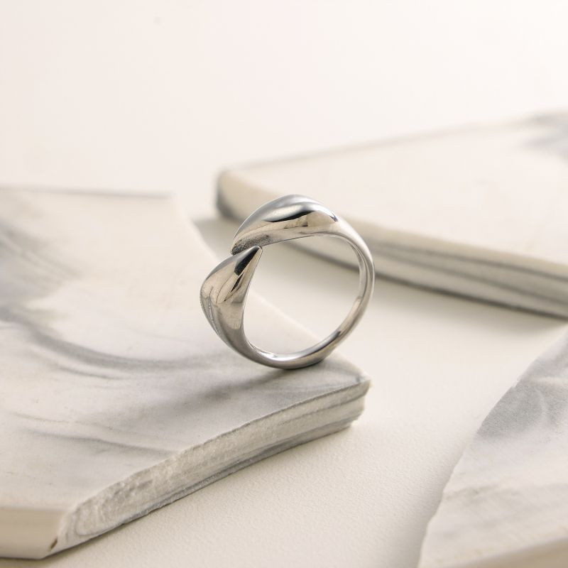 Гладкое кольцо с мягким узлом в центре CJL26086