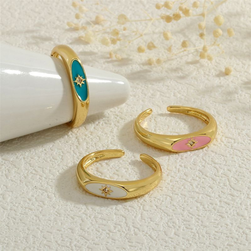 Кольцо-печатка с красной эмалью и декоративной восьмиконечной звездой CJG67690