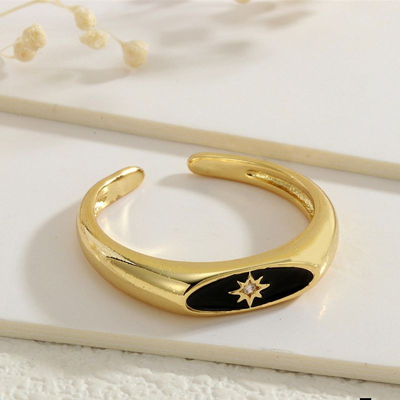 Кольцо-печатка с красной эмалью и декоративной восьмиконечной звездой CJG67690