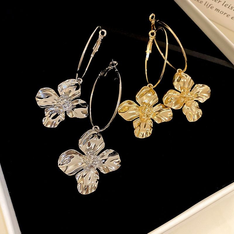 Длинные серьги-кольца с золотистыми подвесками в форме цветов CJG36714 Длинные серьги-кольца с золотистыми подвесками в форме цветов CJG36714