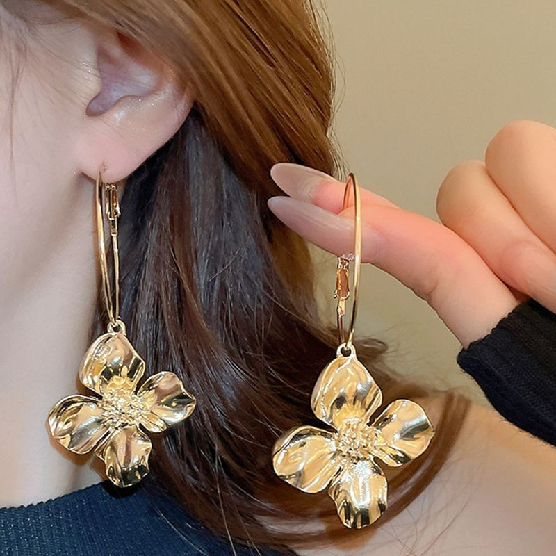 Длинные серьги-кольца с золотистыми подвесками в форме цветов CJG36714 Длинные серьги-кольца с золотистыми подвесками в форме цветов CJG36714