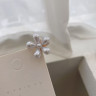 Заколка с металлическим цветком и жемчугом CJV67152