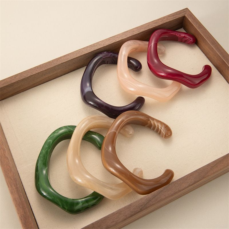 Браслет жесткий разомкнутый из граненого акрила CJP54881