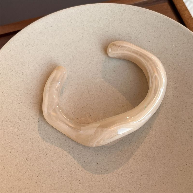 Браслет жесткий разомкнутый из граненого акрила CJP54881