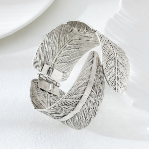 Браслет жесткий разомкнутый в виде фактурных перьев CJP84673