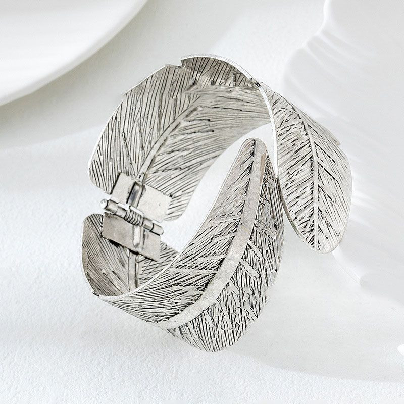 Браслет жесткий разомкнутый в виде фактурных перьев CJP84673