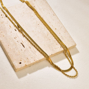 Золотистое многоярусное колье из плоских цепочек-лент CJP75748 Золотистое многоярусное колье из плоских цепочек-лент CJP75748