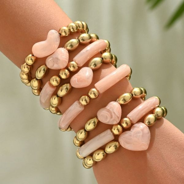 Комплект браслетов с розовыми сердцами и золотистыми деталями CJK23254