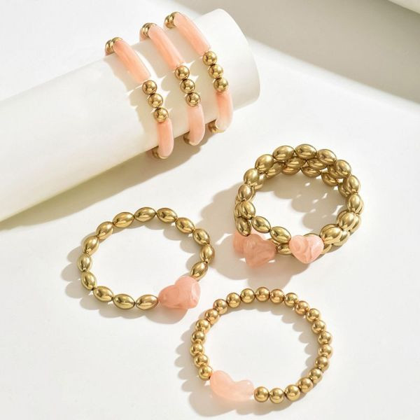 Комплект браслетов с розовыми сердцами и золотистыми деталями CJK23254