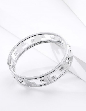 Браслет жесткий с перфорацией и римскими цифрами T68504