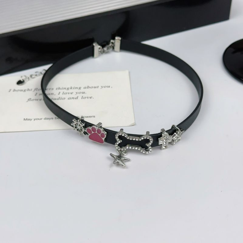 Текстильный чокер с металлической подвеской в форме кости CJL19674