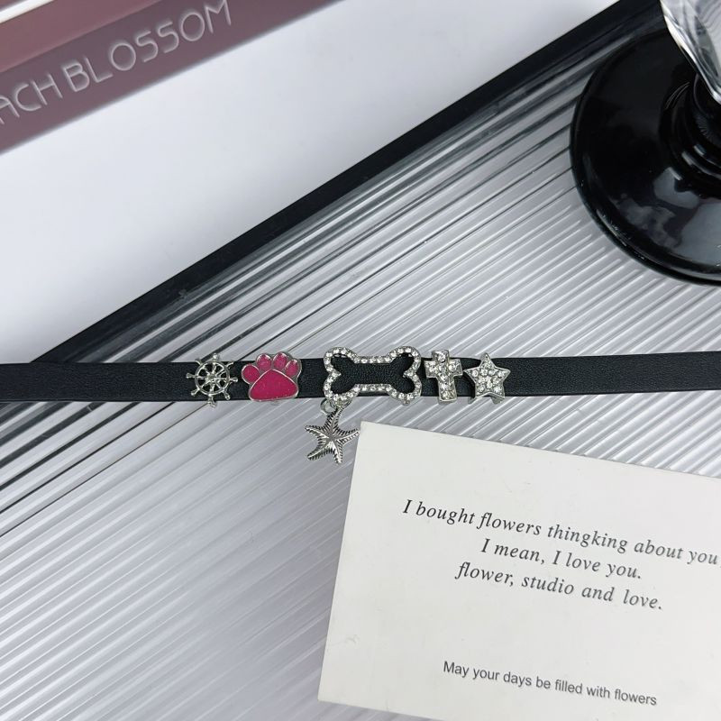 Текстильный чокер с металлической подвеской в форме кости CJL19674