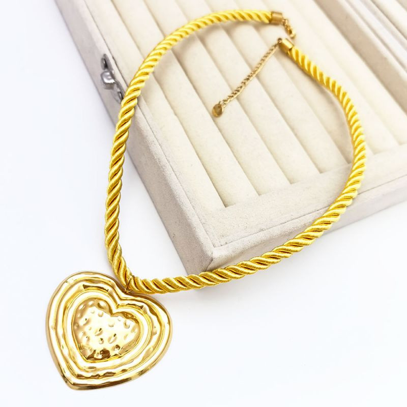 Текстильный чокер с массивным кулоном в форме сердца CJR66519 Текстильный чокер с массивным кулоном в форме сердца CJR66519