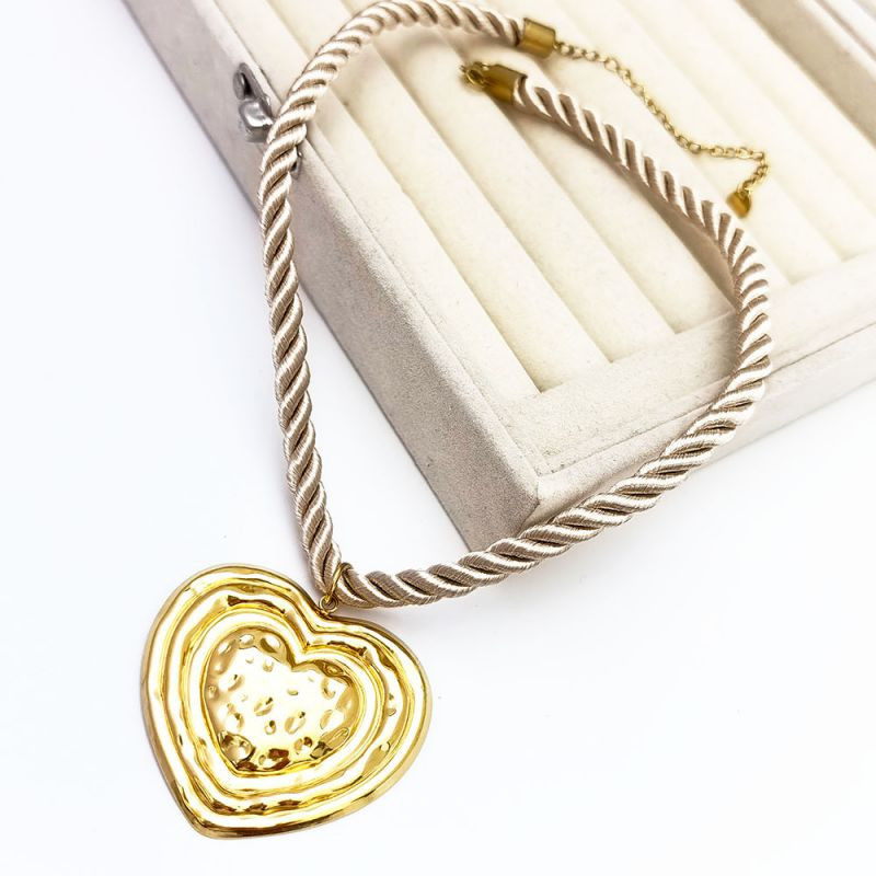 Текстильный чокер с массивным кулоном в форме сердца CJR66519 Текстильный чокер с массивным кулоном в форме сердца CJR66519