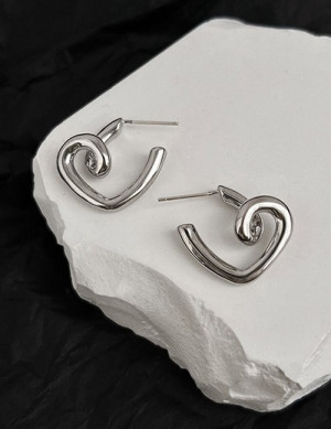 Серебристые серьги-конго в форме изогнутых квадратов Z57716