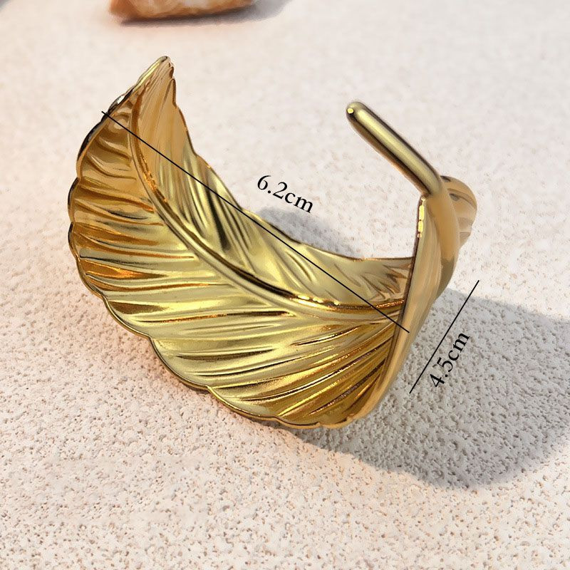 Браслет жесткий в форме крупного фактурного пера CJN76656 Браслет жесткий в форме крупного фактурного пера CJN76656