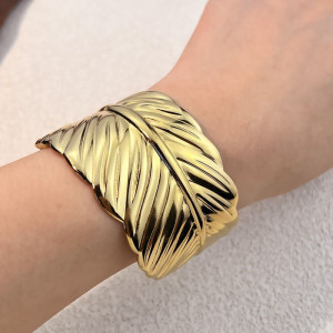Браслет жесткий в форме крупного фактурного пера CJN76656