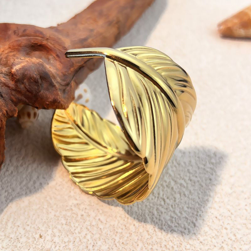 Браслет жесткий в форме крупного фактурного пера CJN76656 Браслет жесткий в форме крупного фактурного пера CJN76656