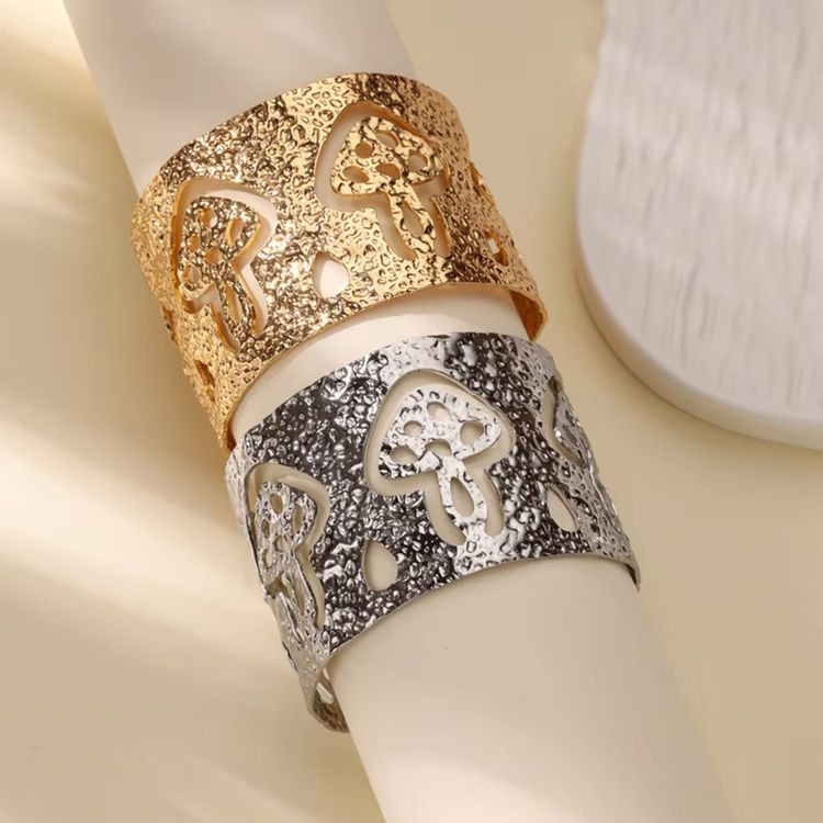 Браслет жесткий широкий с растительным рельефом CJL47161