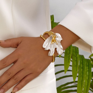 Браслет жесткий разомкнутый с объемным цветком CJT07003 Браслет жесткий разомкнутый с объемным цветком CJT07003