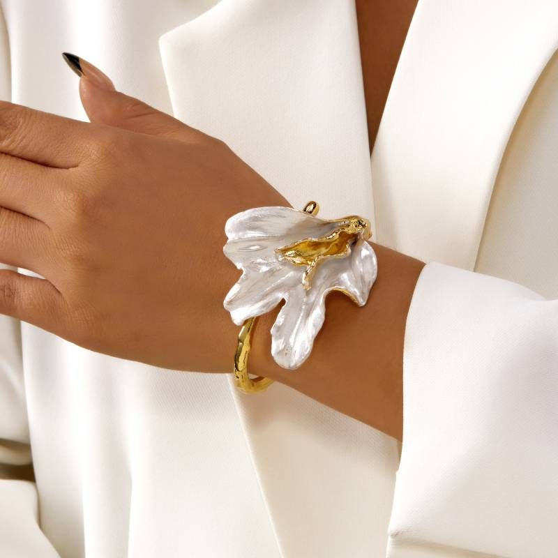 Браслет жесткий разомкнутый с объемным цветком CJT07003