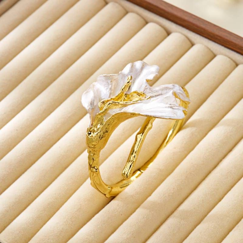 Браслет жесткий разомкнутый с объемным цветком CJT07003