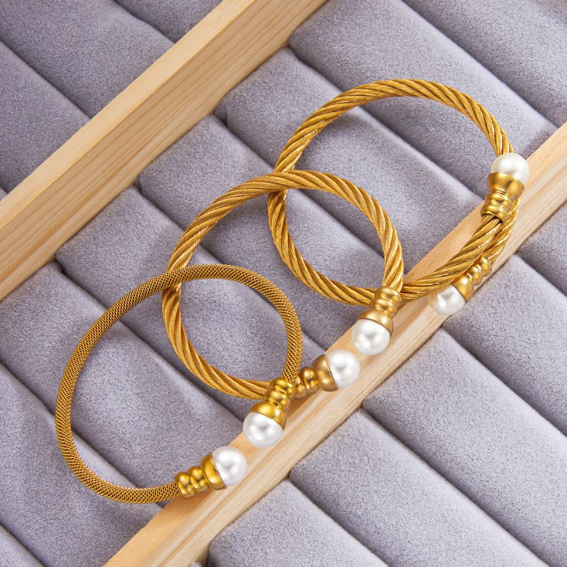 Браслет на эластичной основе с жемчугом и золотистыми бусинами CJR76271