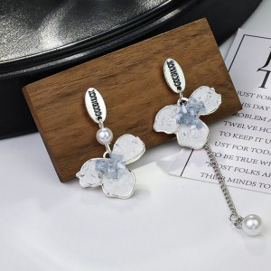 Асимметричные висячие серьги с белыми цветами и жемчугом CJH48354