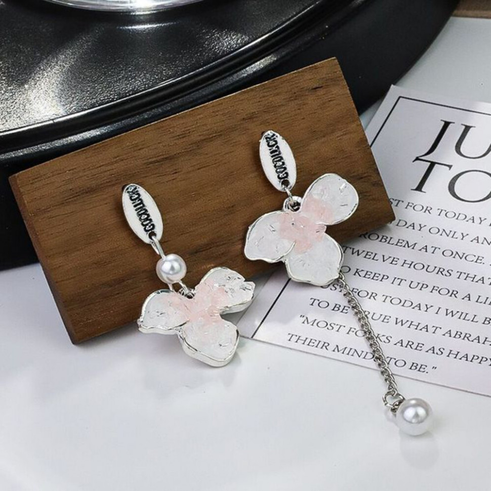 Асимметричные висячие серьги с белыми цветами и жемчугом CJH48354