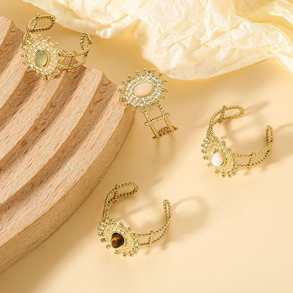 Кольцо с центральным элементом в форме солнца и жемчугом CJL47072