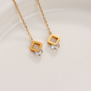 Золотистые серьги-протяжки Ромбы с кристаллами CJH32661