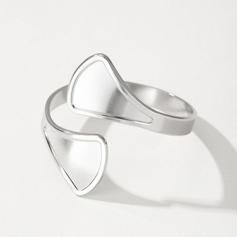 Браслет жесткий разомкнутый с наконечниками-щитами CJM03910 Браслет жесткий разомкнутый с наконечниками-щитами CJM03910