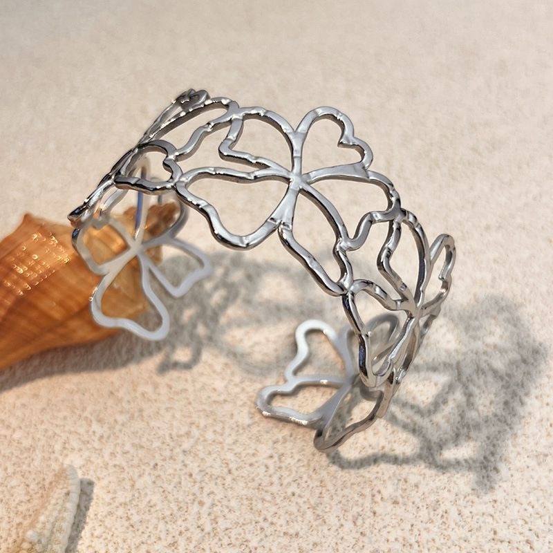 Браслет жесткий ажурный с фантазийными цветами CJN76664