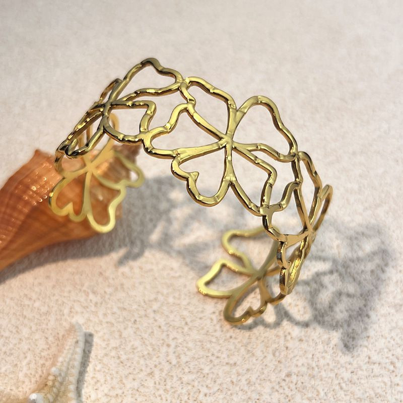 Браслет жесткий ажурный с фантазийными цветами CJN76664