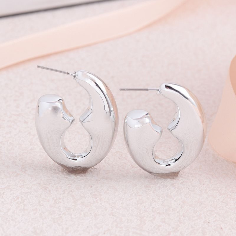 Дизайнерские серьги-пусеты Золотистые дуги в стиле контуринга CJH31012