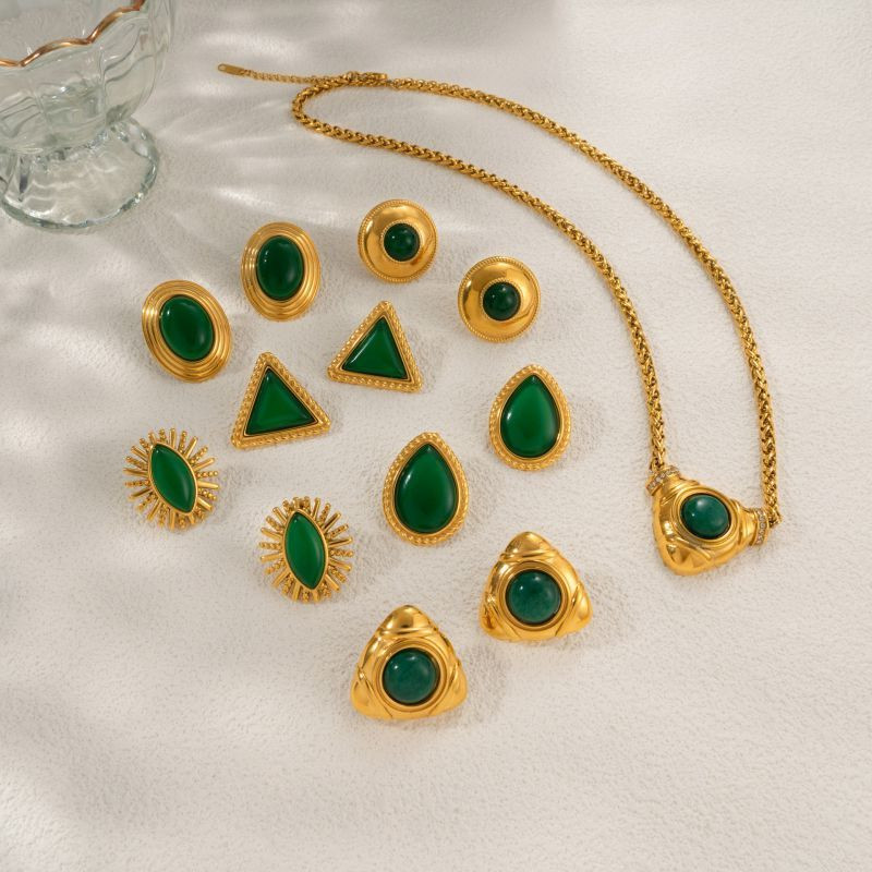 Серьги-пусеты Капли с зеленой эмалью CJP42833