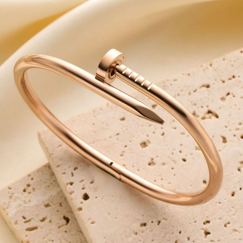 Браслет жесткий гвоздь с сияющим декором под золото 1J12042CJJ