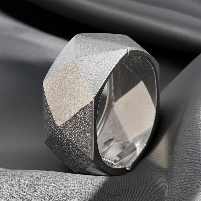 Браслет жесткий геометрический со скрытым механизмом 1J11771CJJ