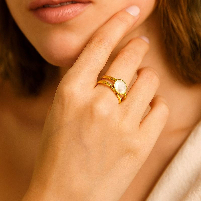 Двойное золотистое кольцо с вставкой из перламутра 1J12265CJJ Двойное золотистое кольцо с вставкой из перламутра 1J12265CJJ