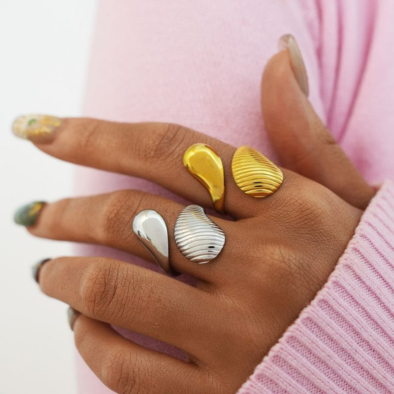 Массивное разомкнутое кольцо из гладкого серебристого металла CJT25674