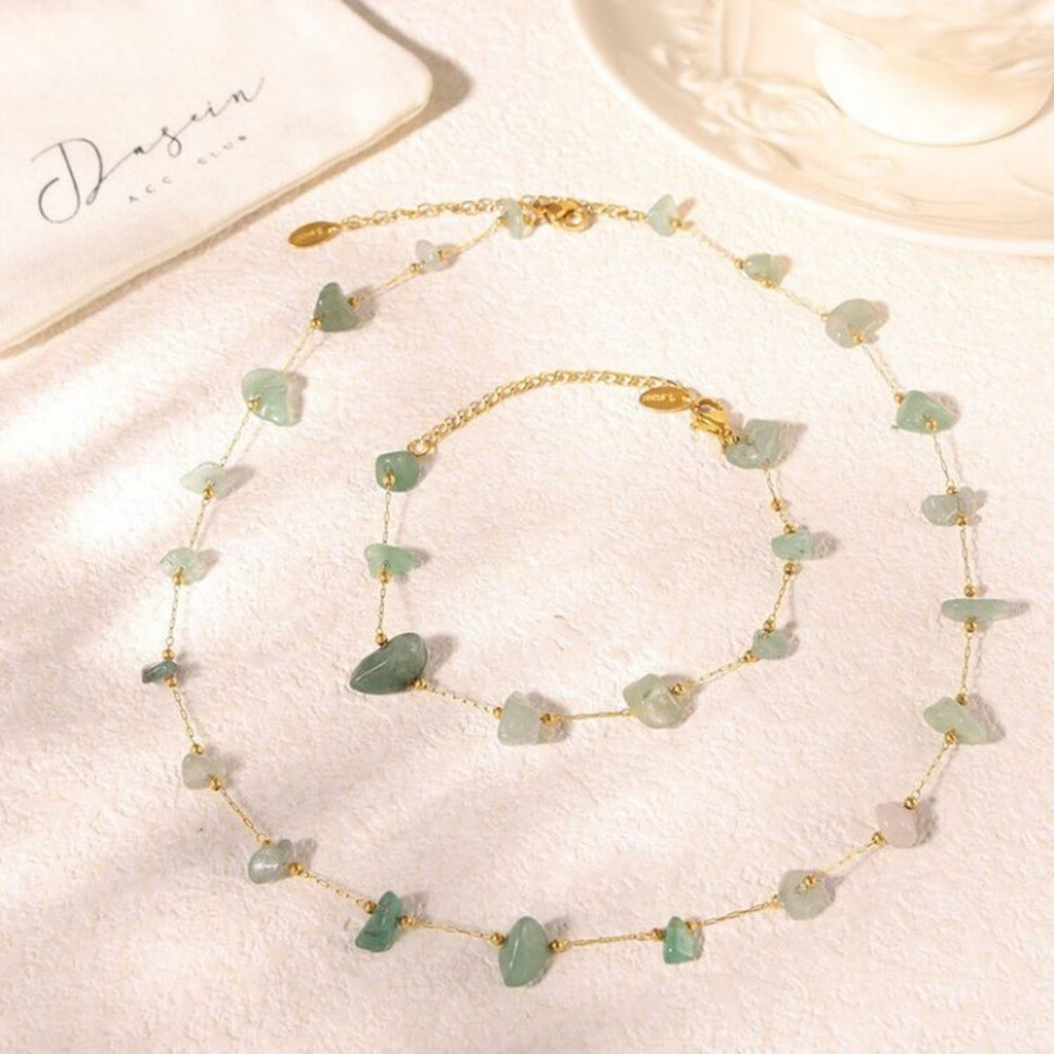 Тонкое колье с зелеными кристаллами в форме капель на золотистой цепочке 1J11319CJJ