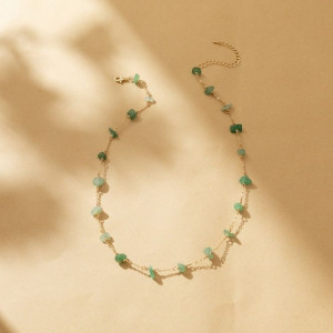 Тонкое колье с зелеными кристаллами в форме капель на золотистой цепочке 1J11319CJJ