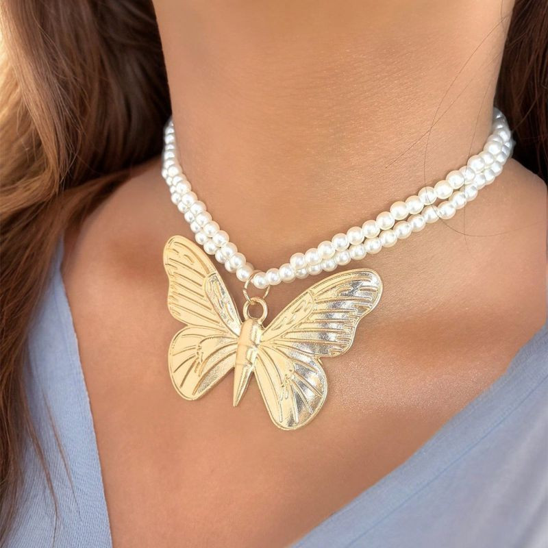 Многослойный чокер из белого бисера с крупной ажурной подвеской-листом CJN32360