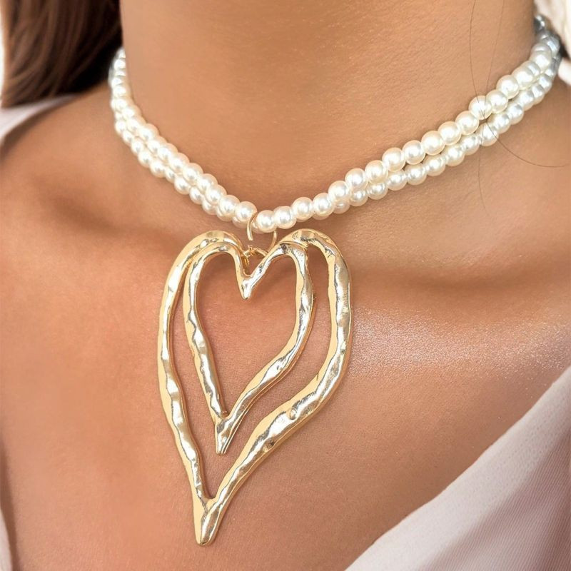 Многослойный чокер из белого бисера с крупной ажурной подвеской-листом CJN32360