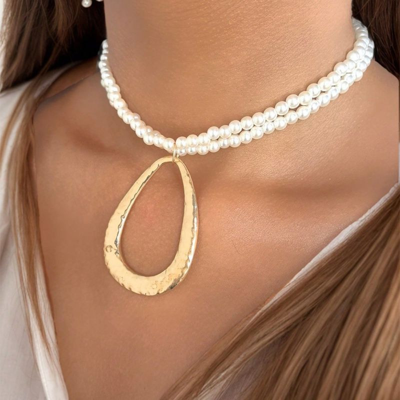 Многослойный чокер из белого бисера с крупной ажурной подвеской-листом CJN32360