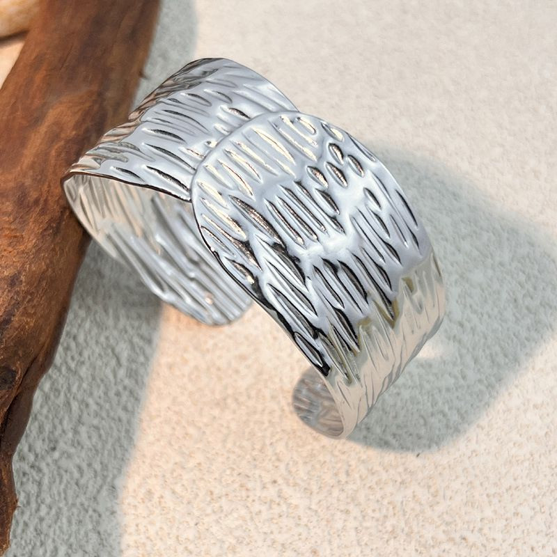 Браслет жесткий с грубой фактурной чеканкой CJN76674 Браслет жесткий с грубой фактурной чеканкой CJN76674