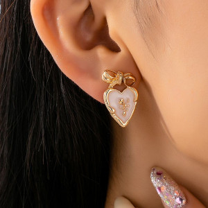 Изящные серьги-пусеты сердца с эмалью CJP54237