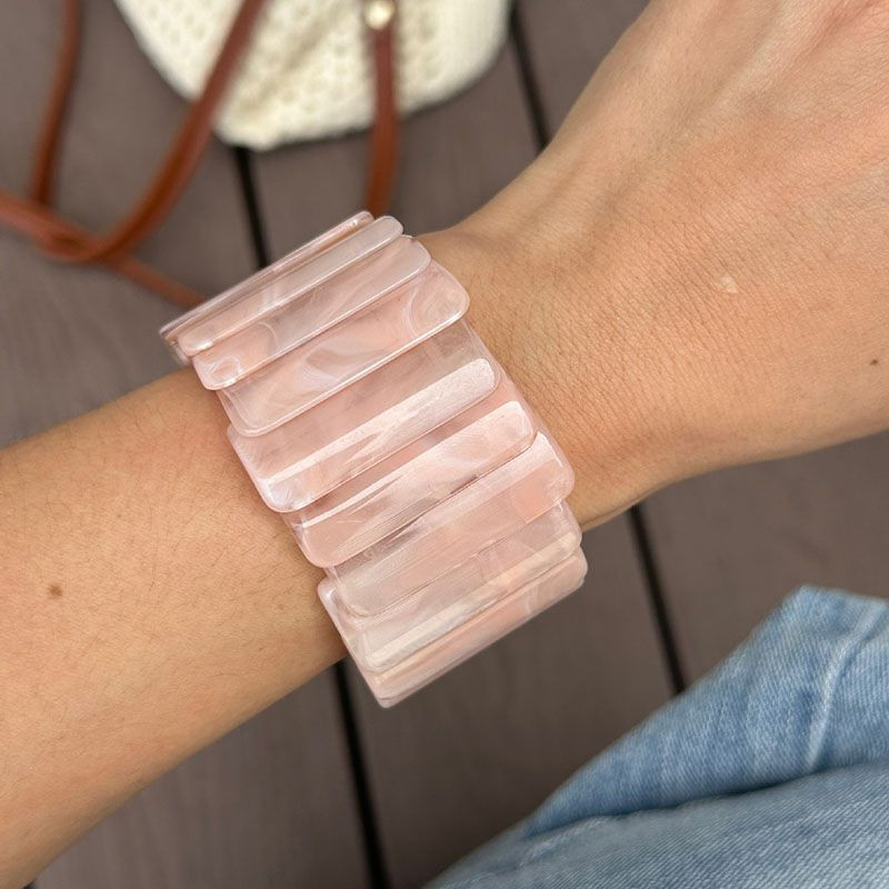 Браслет жесткий из глянцевого акрила с волнообразным краем CJP85420