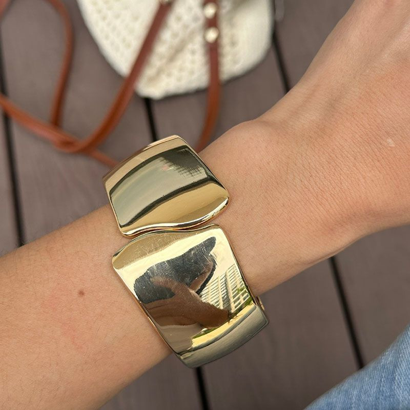 Браслет жесткий из глянцевого акрила с волнообразным краем CJP85420